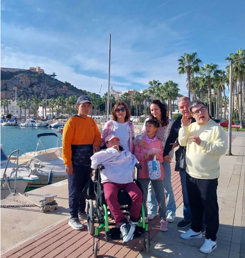 Grupo de personas posa junto al puerto de Águilas.