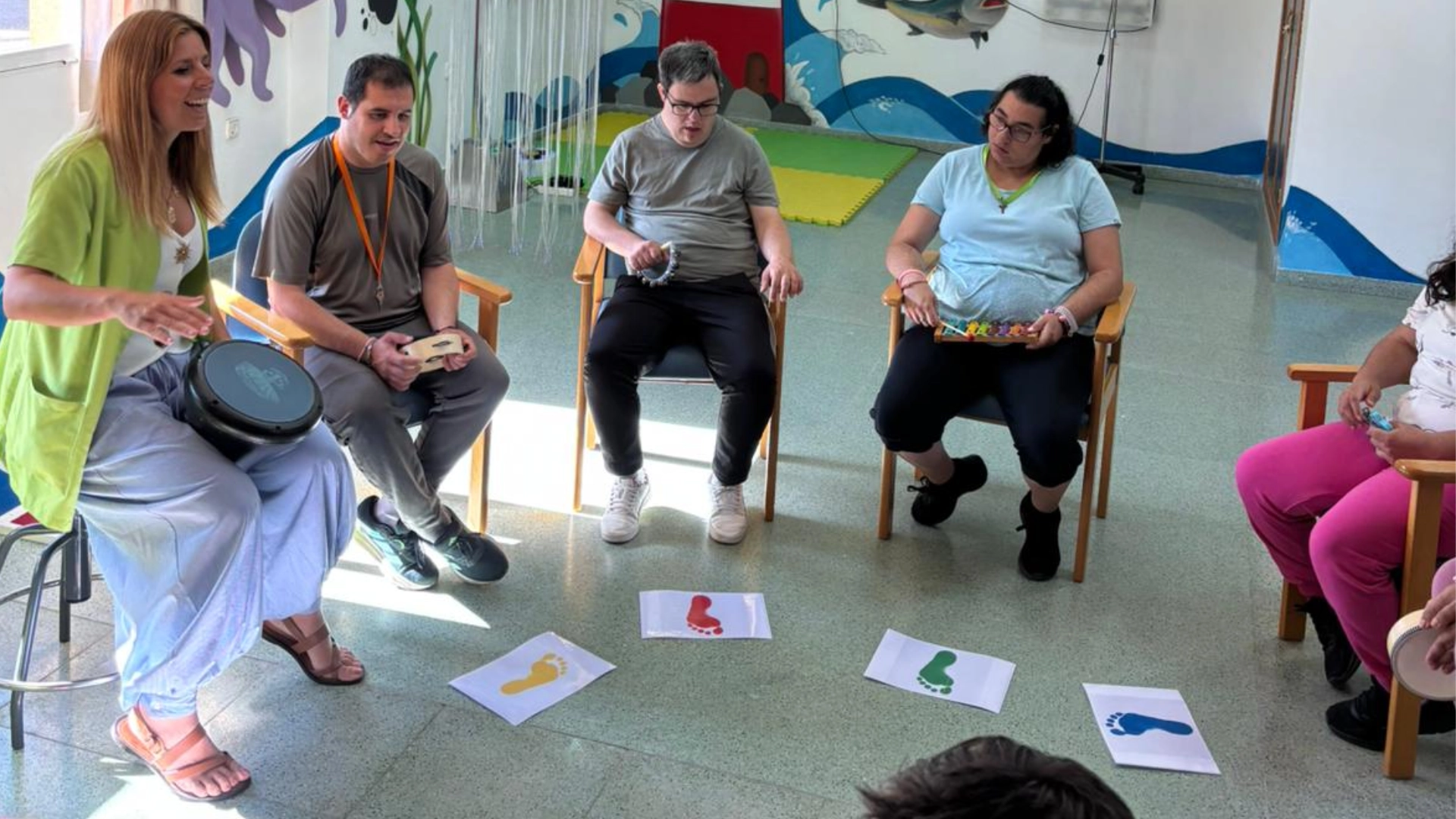 Personas usuarias y profesional participan en una actividad en el Centro de Día URCI.